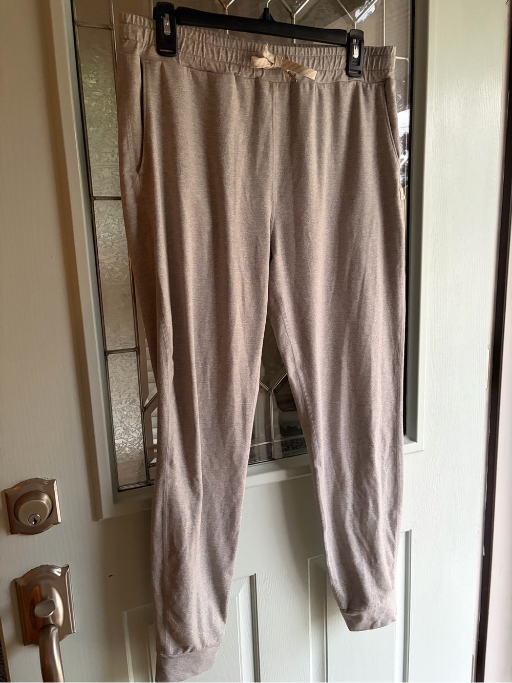 60. Size Medium VUORI Grey Dreamknit Joggers *missing one aglet